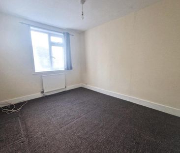 3 bedroom end of terrace house to rent - Photo 2