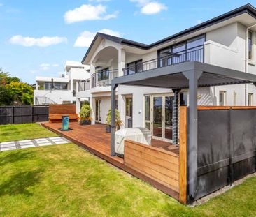 Executive Family Home - 5 Bedrooms with Stunning City Views - Photo 4
