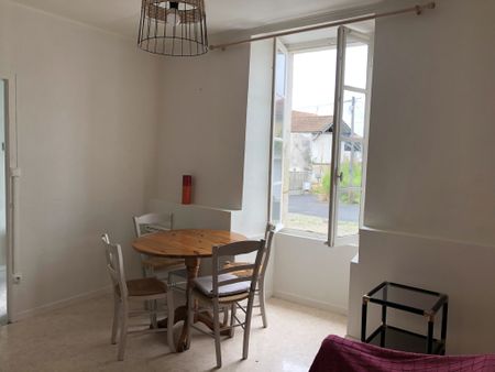 Location Maison 2 pièces 42m² BARBEZIEUX ST HILAIRE 16300 - Photo 2