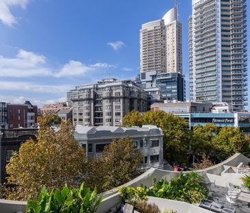 Dual-level apartment with luxury finishes in ‘Omnia’ - Photo 4