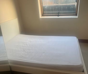 1 Bed Flat, Goldhawk Road, W12 - Photo 3