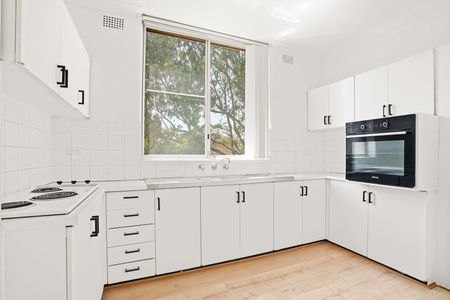 Air-Conditioned Two-Bedroom Unit with Laminate Timber Flooring, Single Car Space and Swimming Pool in the Complex! - Photo 2