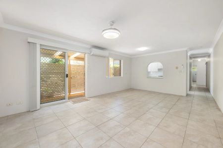 LOW-MAINTENANCE COORPAROO UNIT IN PRIME LOCATION - Photo 5