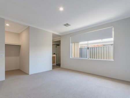 Modern easy care home- must view! - Photo 3