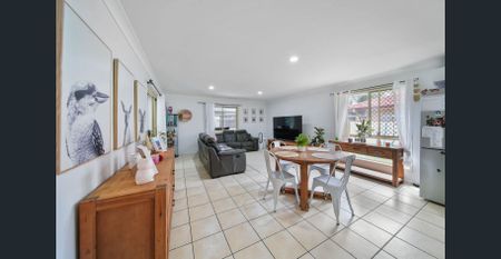 Bright & Comfortable 4-Bedroom Family Home on Bloodwood - Photo 5