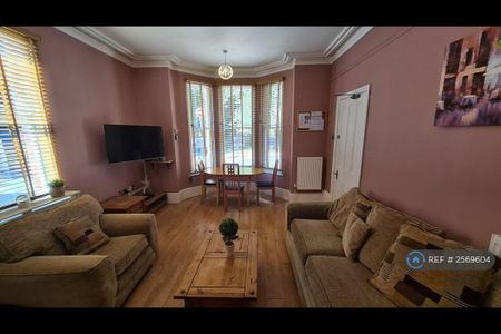 1 bedroom in a house share to rent - Photo 2