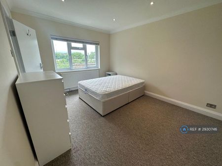 3 bedroom flat to rent - Photo 3
