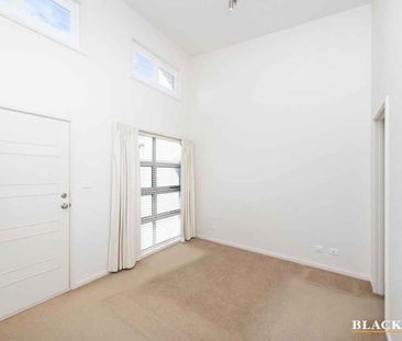 Modern Two-Story Townhouse In Prime Woden Location - Photo 2