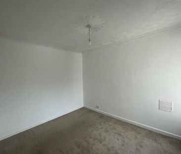 3 bedroom end of terrace house to rent - Photo 2