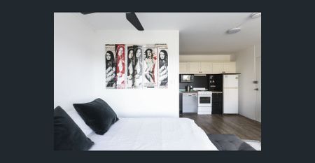 Unfurnished apartment with water views - Photo 5