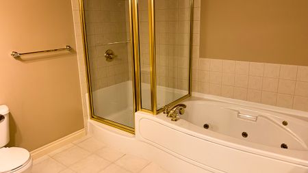 2 Bed + Den Condo For Rent In Westmount - Photo 5