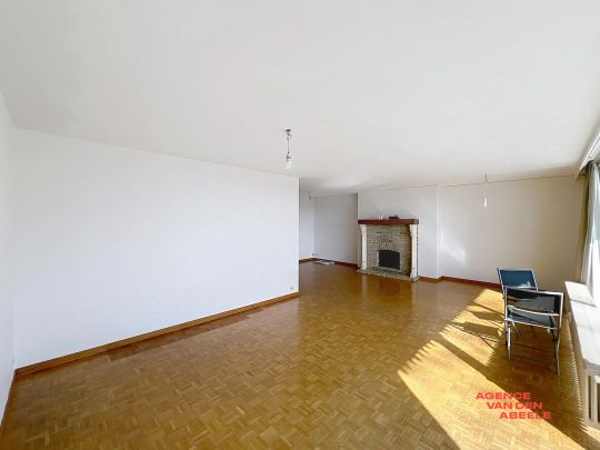 Ruim woonappartement met 3 slaapkamers en parkeerplaats - Photo 1