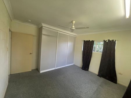 Tidy two bedroom unit - Photo 3