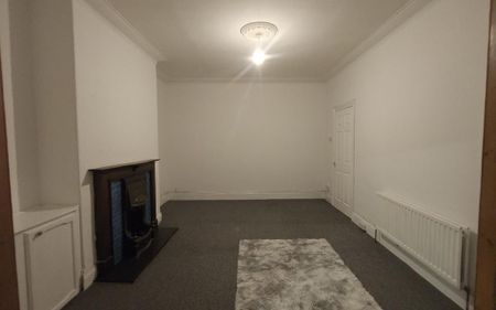 3 bedroom flat to rent - Photo 4