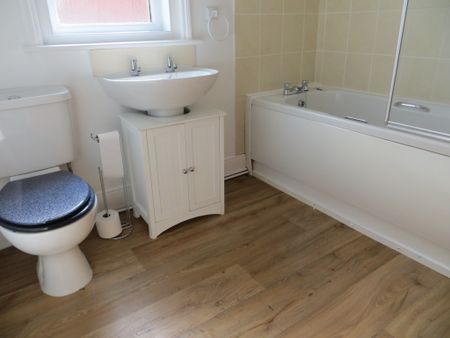 3 bed House - To Let - Photo 5