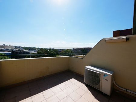 Two Bedroom Air-con Apartment with Terrace and District Views! - Photo 5