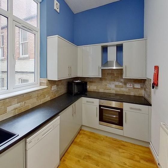 6 bedroom townhouse to rent - Photo 1