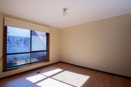 WHAT A LOCATION AND COSY PROPERTY TO CALL HOME!!! - Photo 4