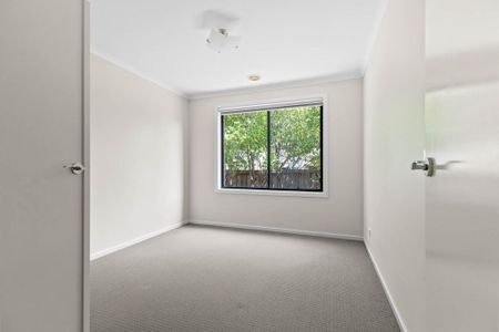 Immaculate Four-Bedroom Home in Prime Lyndhurst Location! - Photo 2