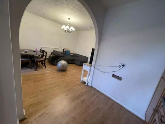 2 Bed Flat, Runbury Circle, NW9 - Photo 1