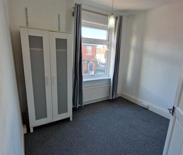 2 bed flat to rent in Whitefield Terrace, Heaton - Photo 3