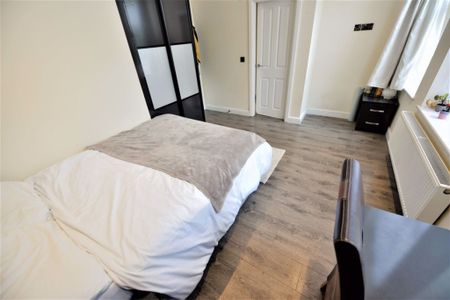 2 bedroom Flat in Aire Street, Leeds - Photo 2