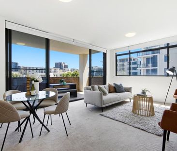 Poolside Elegance | Waterfront Estate Facilities - Photo 1