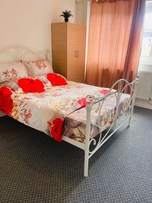 Room in a Shared Flat, Harts Lane, IG11 - Photo 1