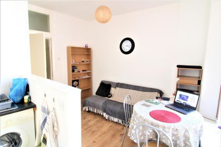 1 bedroom private hall to rent - Photo 2