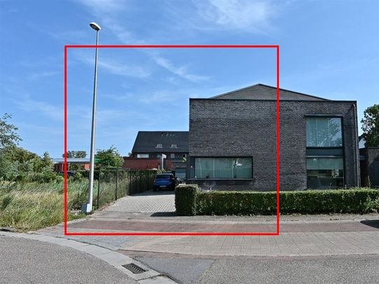 Instapklare eigentijdse residentiële halfopen woning - Photo 1