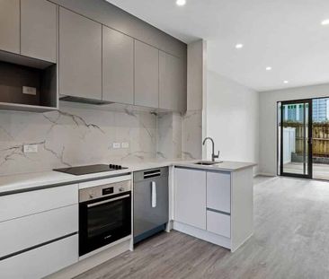 3-Bedroom Townhouse+1 Study in Te Atatū Peninsula! - Photo 2