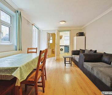 2 bed Flat in Plough Road , London, SW11 2AL - Photo 2