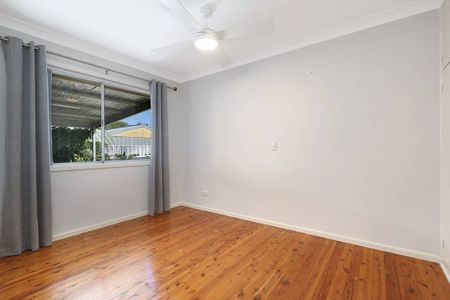 LOVELY THREE BEDROOM HOUSE! - Photo 2