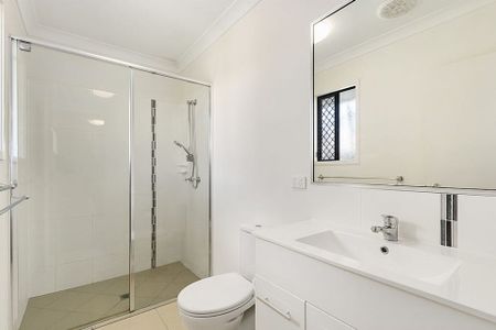 4-Bedroom Home with Double Garage in Prime Burdell Location - Photo 3