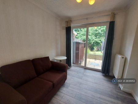 2 bedroom flat to rent - Photo 2