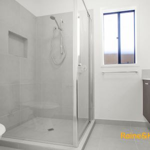 4-bedroom house in Cranbourne East! - Photo 2