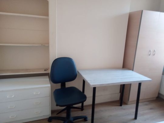 Room in a Shared House, Albert Square, E15 - Photo 1