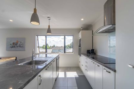 Beautifully Presented Three Bedroom Home - Photo 5