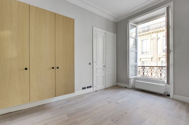 Location Appartement Paris 7 6 Pièces 192 m² - Photo 1