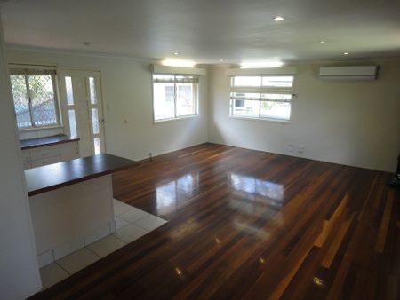 Large Family House, Save Hundred dollars each month on electricity bill! - Photo 3