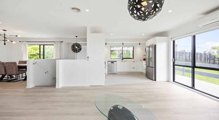 Spacious Six-Bedroom Family Home with Views - Photo 5