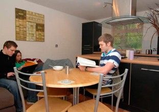 Superb 5 Bed Townhouse - Photo 1