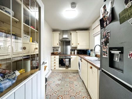 2 bedroom end of terrace house to rent - Photo 2