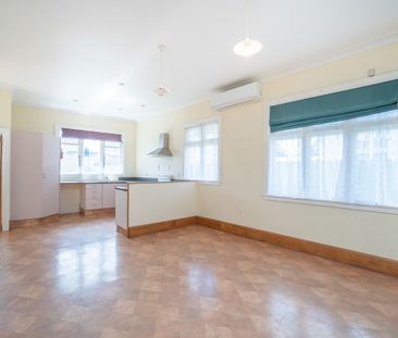 Central Location 3 Bedrooms + Office - Photo 5