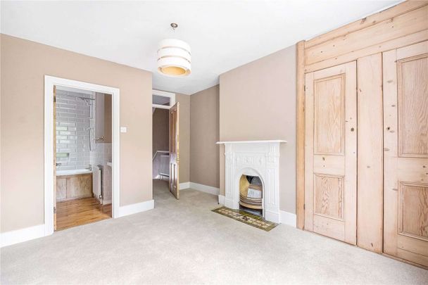 A delightful family home moments from Brandlehow school well situated for East Putney station as well and Wandsworth Park and the river beyond. - Photo 1