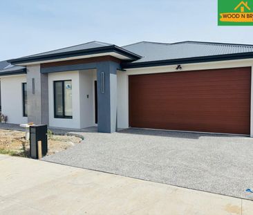 Modern Family Home with 4 Bedrooms in Officer - Photo 3