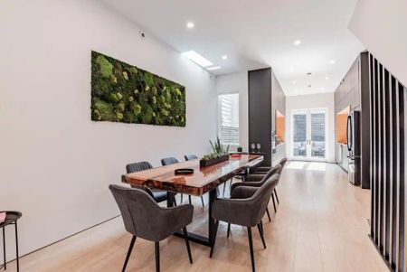 Toronto Furnished Townhouse for Rent - Incredible 1 Bed, 1 Bath plus Den and Private Yard in Queen West - Photo 5