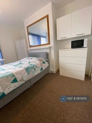 1 bedroom in a house share to rent - Photo 2