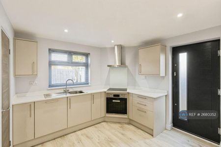 3 bedroom semi-detached house to rent - Photo 2