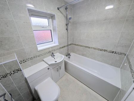 3 bedroom end of terrace house to rent - Photo 2